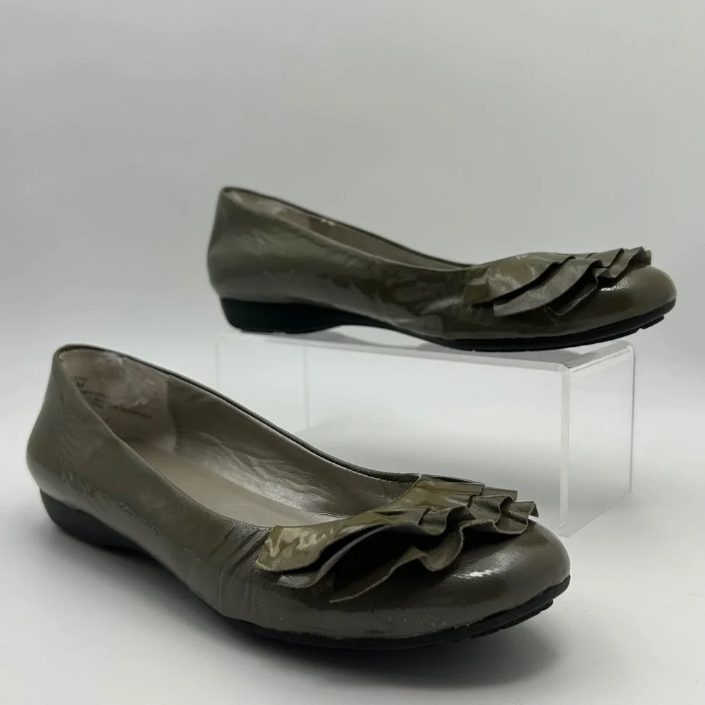Me Too Alexis Ballet Flats Womens 7.5 Olive Green Ruffle Patent Leather Classic